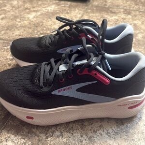 Brooks woman’s 8